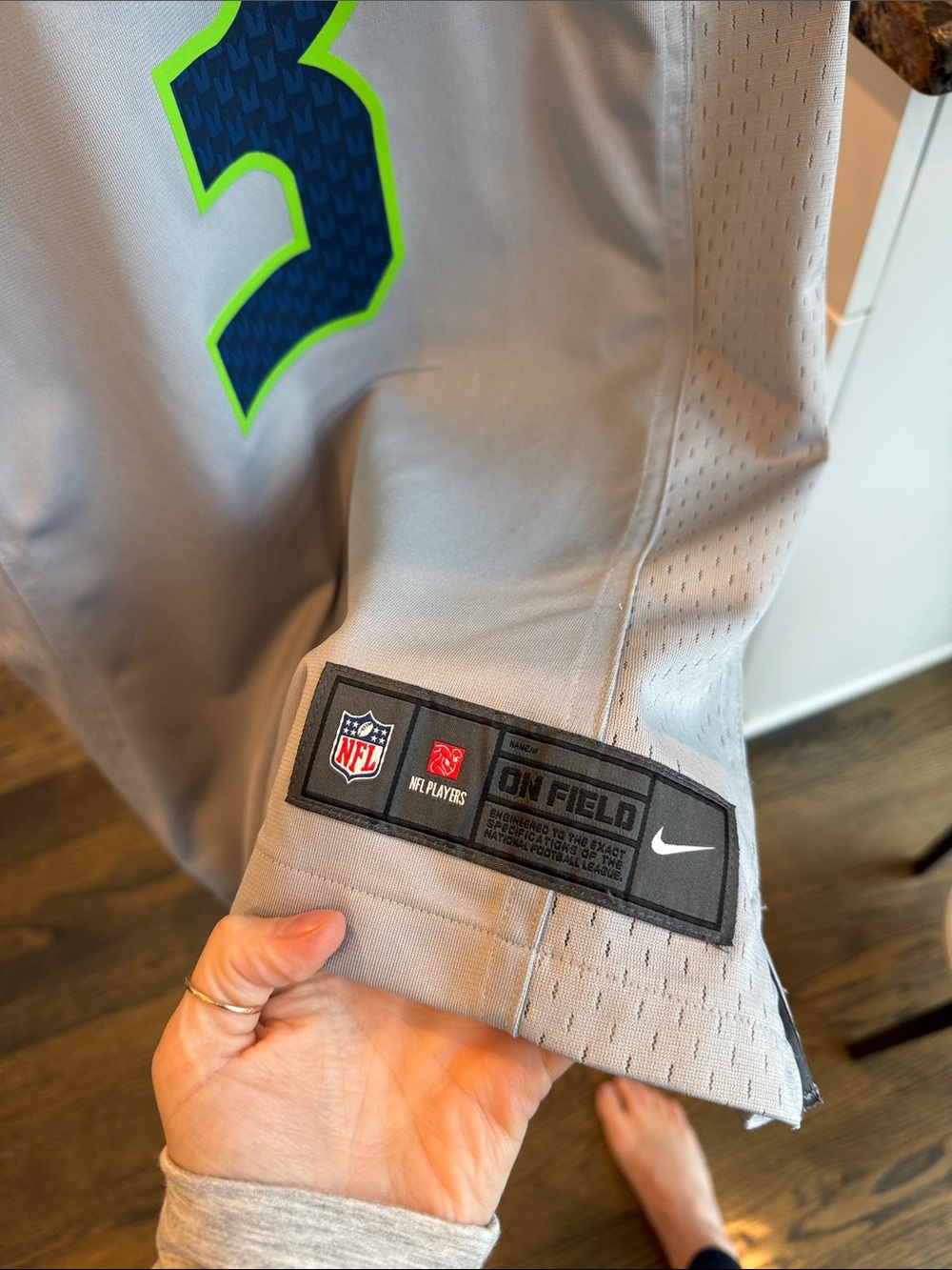 Nike Seattle Seahawks women’s  Russel Wilson Jersey size medium like new EUC - Picture 5 of 7